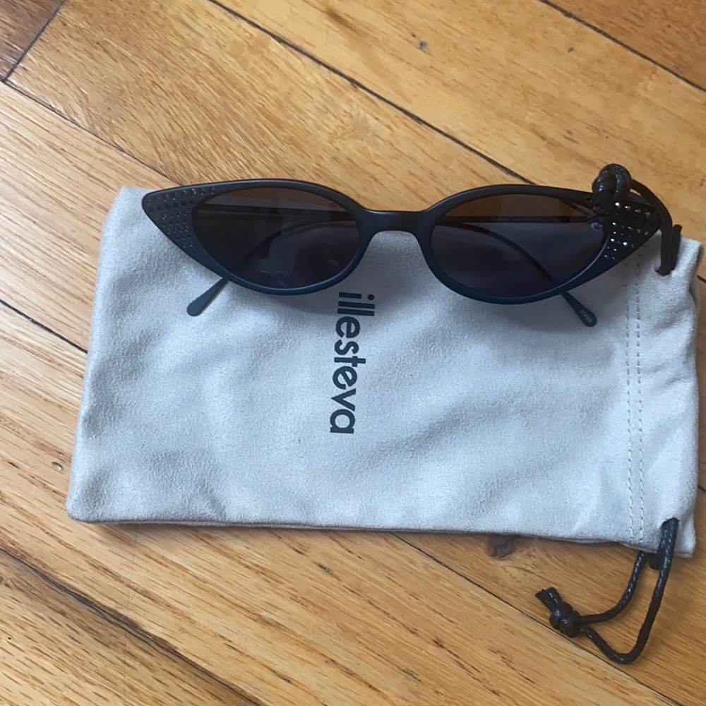 Cat eye sunglasses illesteva with dust bag